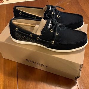 NWT cheetah Sperry
